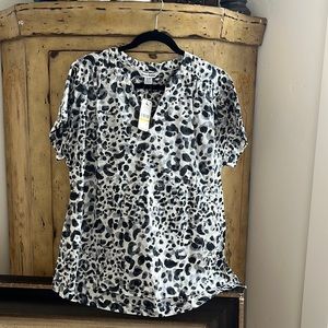 Medium Tommy Bahama, black and white print short sleeve shirt